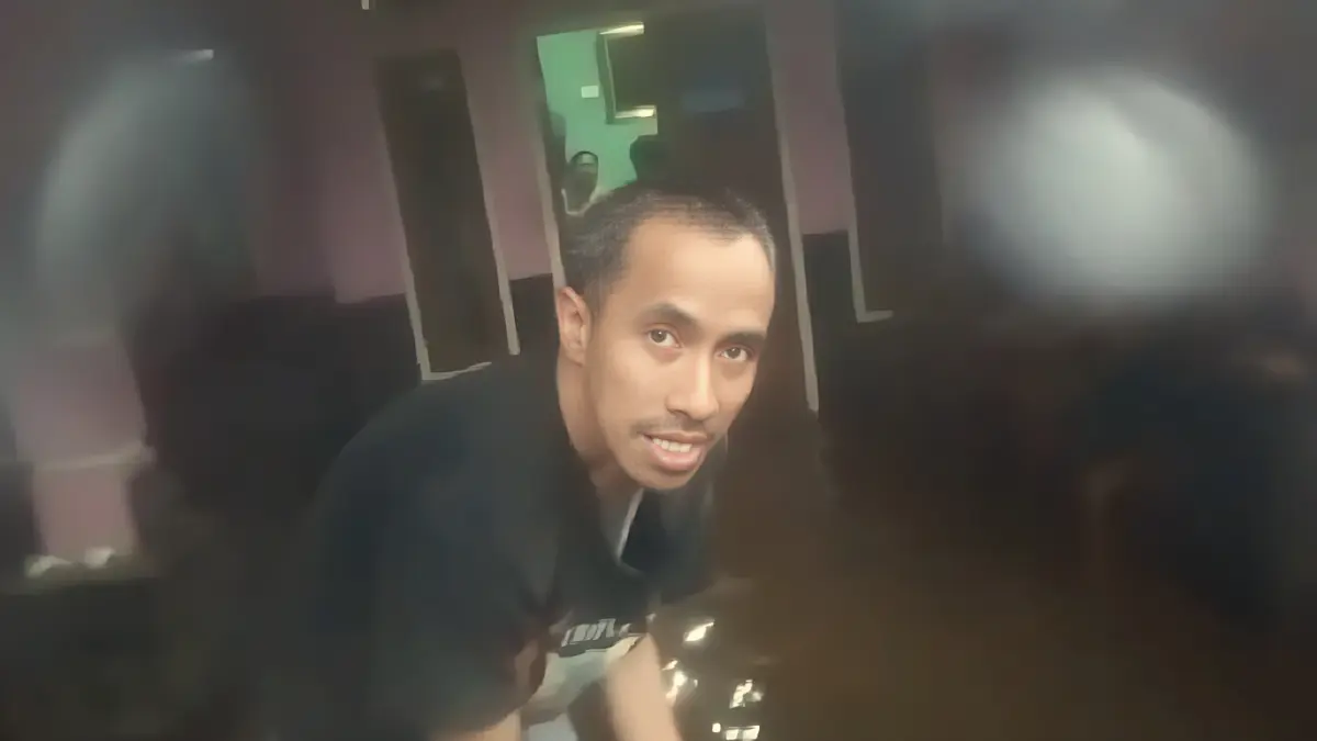 Andi, salah satu warga RT 02 Leuwranji, Rumpin Bogor yang rumahnya kebanjiran, Sabtu 4 April 2026.  (Nasir/ Radar Bogor)
