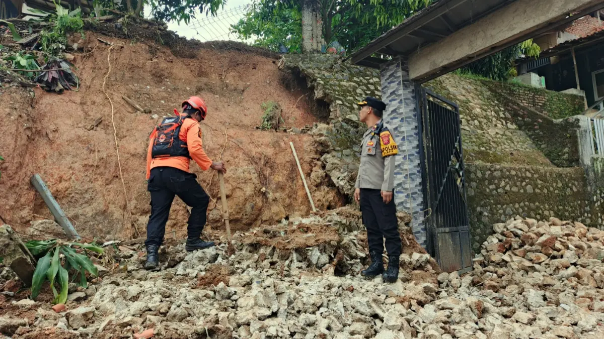 Hujan deras mengakibatkan sejumlah bangunan rusak di Leuwibatu, Bogor, Sabtu 4 April 2026.  (Nasir/ Radar Bogor)