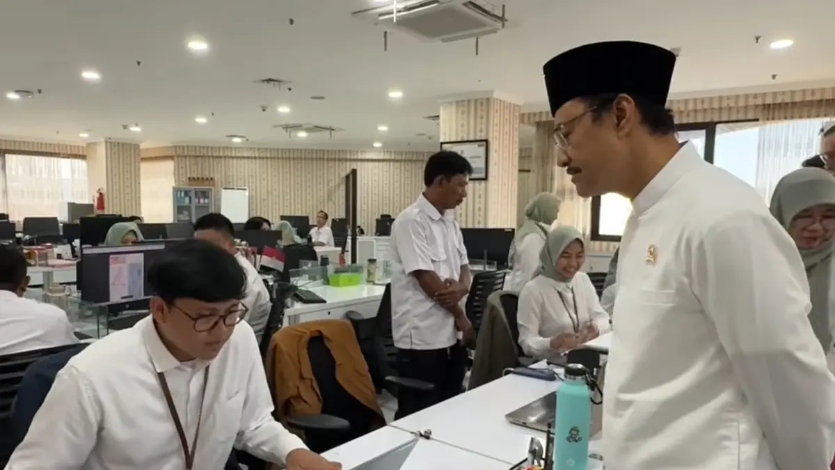 Ilustrasi Menteri Sosial Saifullah Yusuf sedang mengawasi pencairan bansos tahap 2 2026
