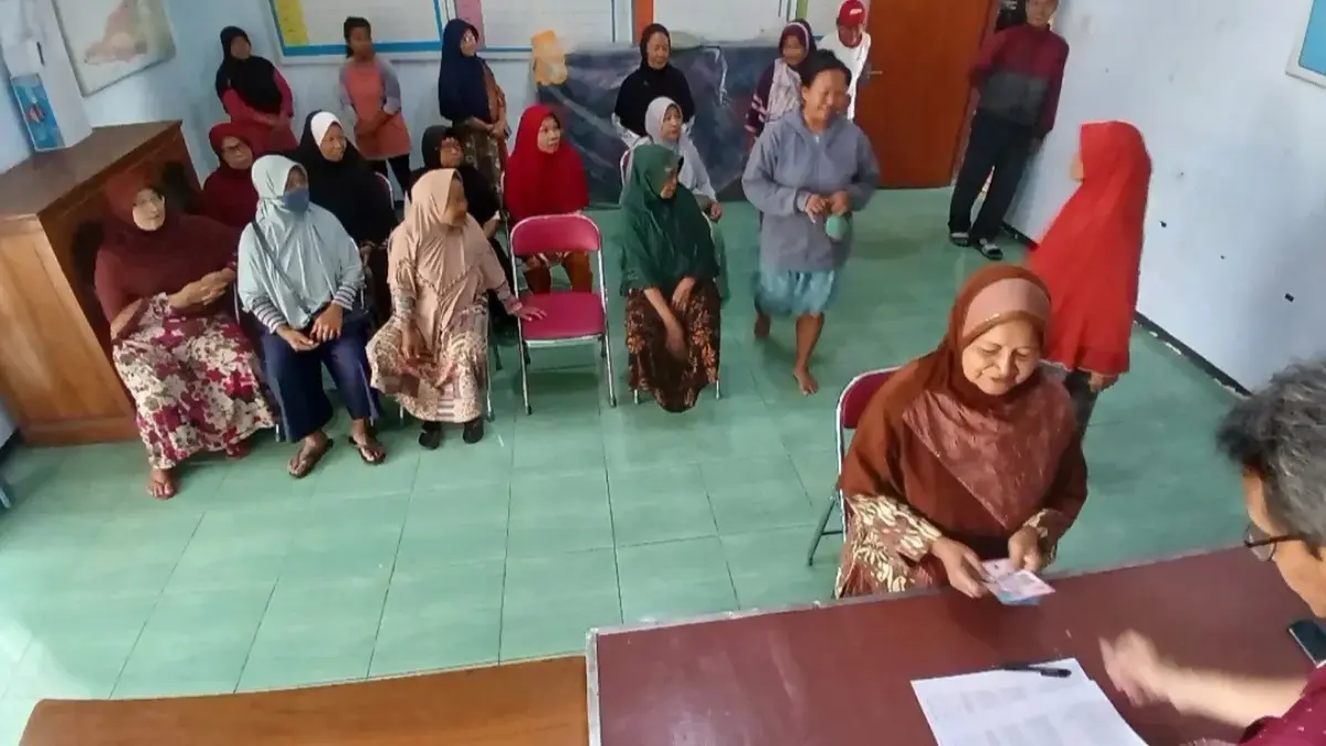 Ilustrasi penyaluran bansos kepada KPM. (Foto: Instagram @desagagaksipat)