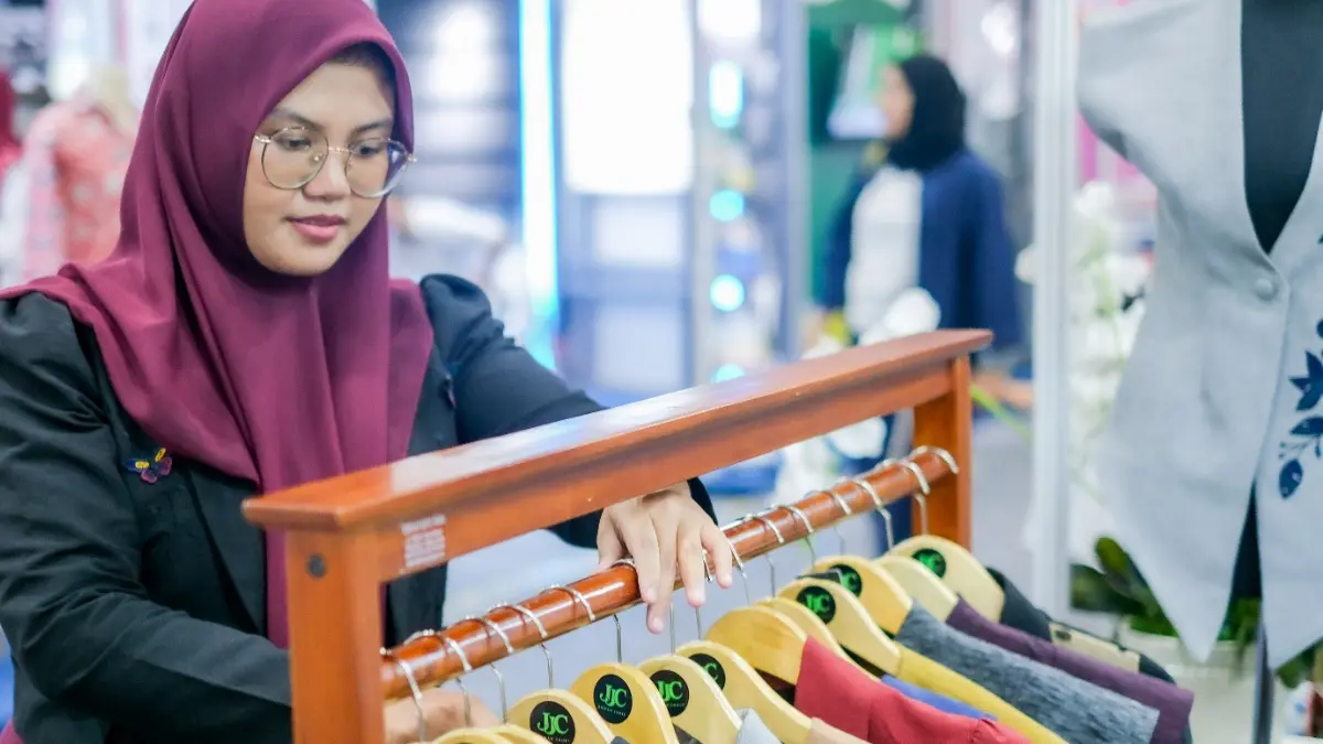 JJC Rumah Jahit, usaha fesyen asal Jakarta Utara yang mengembangkan desain modern berbasis kain tenun. (Dok. BRI)