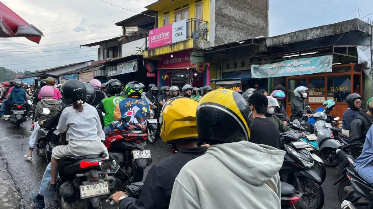 Kepadatan arus lalu lintas di kawasan Puncak tepatnya di Simpang Pasir Angin, Kecamatan Megamendung, Kabupaten Bogor, Sabtu, 4 April 2026. (Muhammad Ali/Radar Bogor)