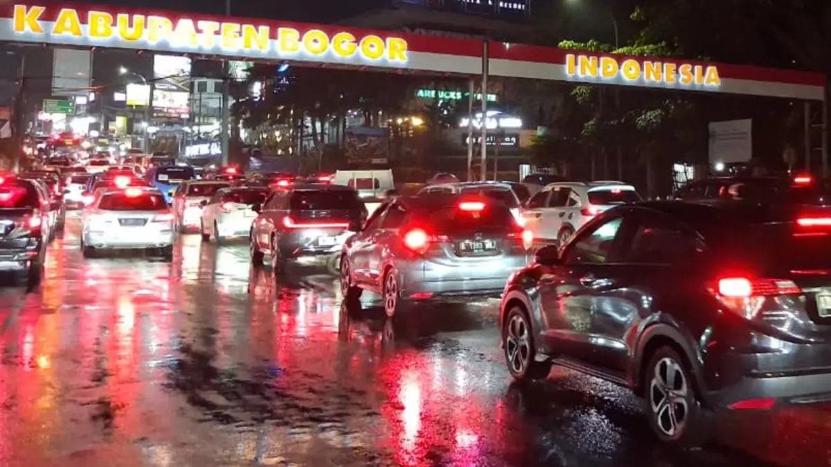 Kepadatan arus lalu lintas terjadi di kawasan Puncak tepatnya di Simpang Gadog, Kabupaten Bogor, Sabtu, 4 April 2026 malam. (Muhammad Ali/Radar Bogor)