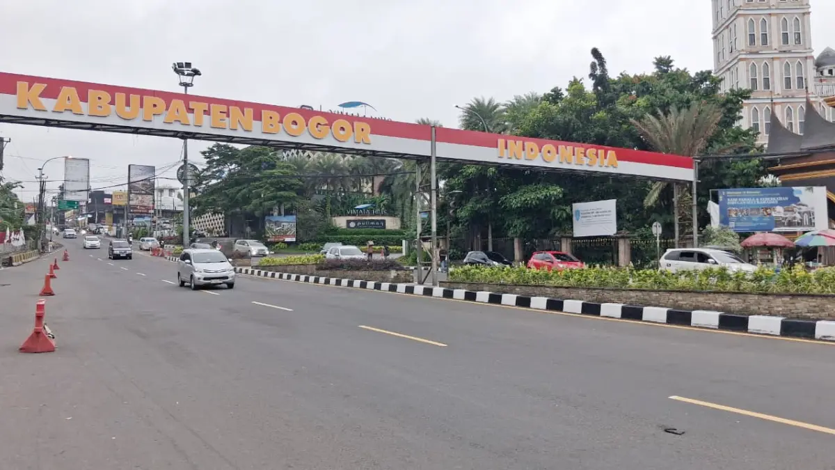 Kondisi arus lalu lintas saat diterapkan one way dari arah Puncak menuju Jakarta di Simpang Gadog, Kabupaten Bogor, Sabtu, 4 April 2026. (Muhammad Ali/Radar Bogor)
