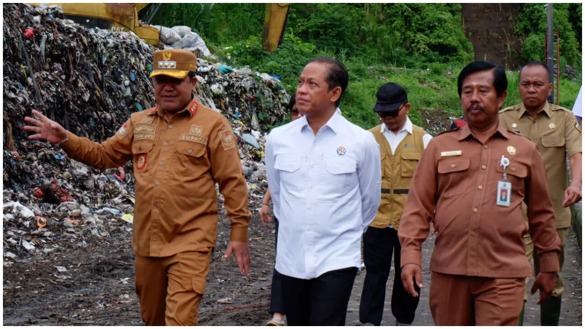 Menteri LH Hanif Faisol saat meninjau TPA Suwung di Denpasar Bali.