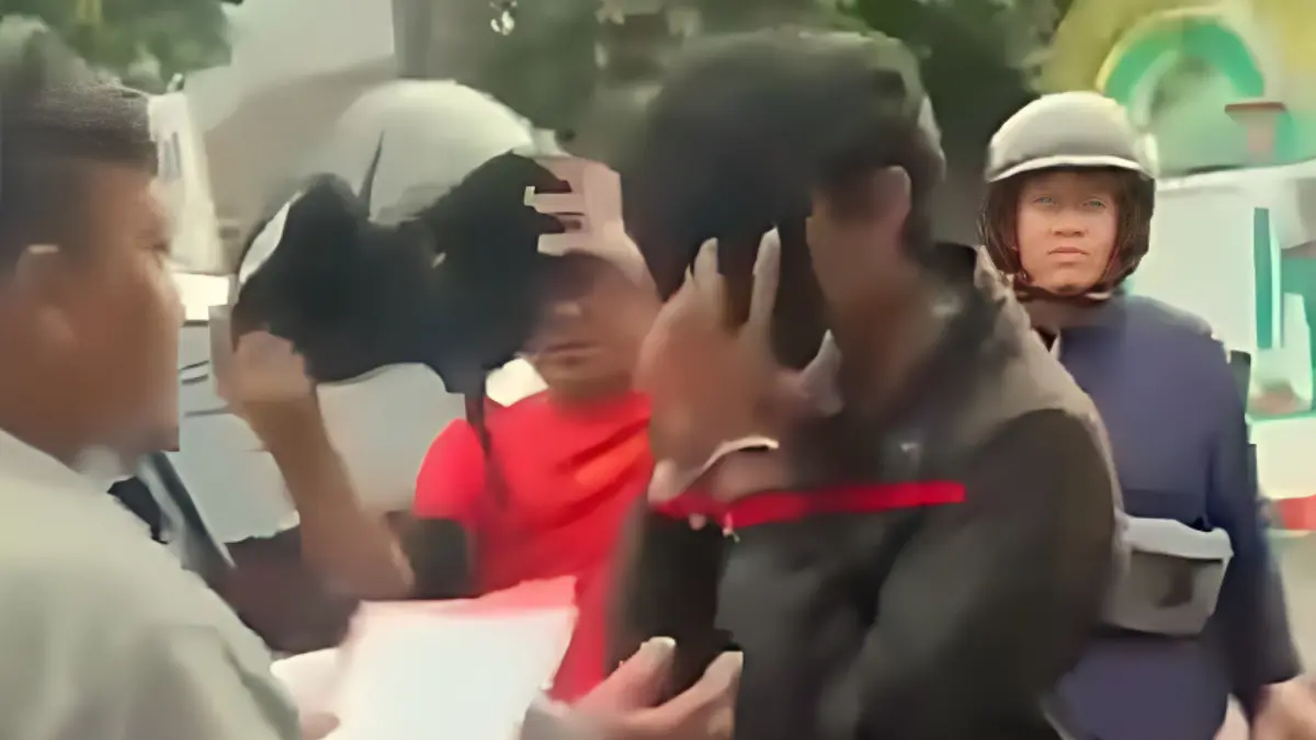 Polisi menangkap seorang pria yang menjadi kurir motor curian di jalan.  (threads/oaarman via kriminal.jakarta)