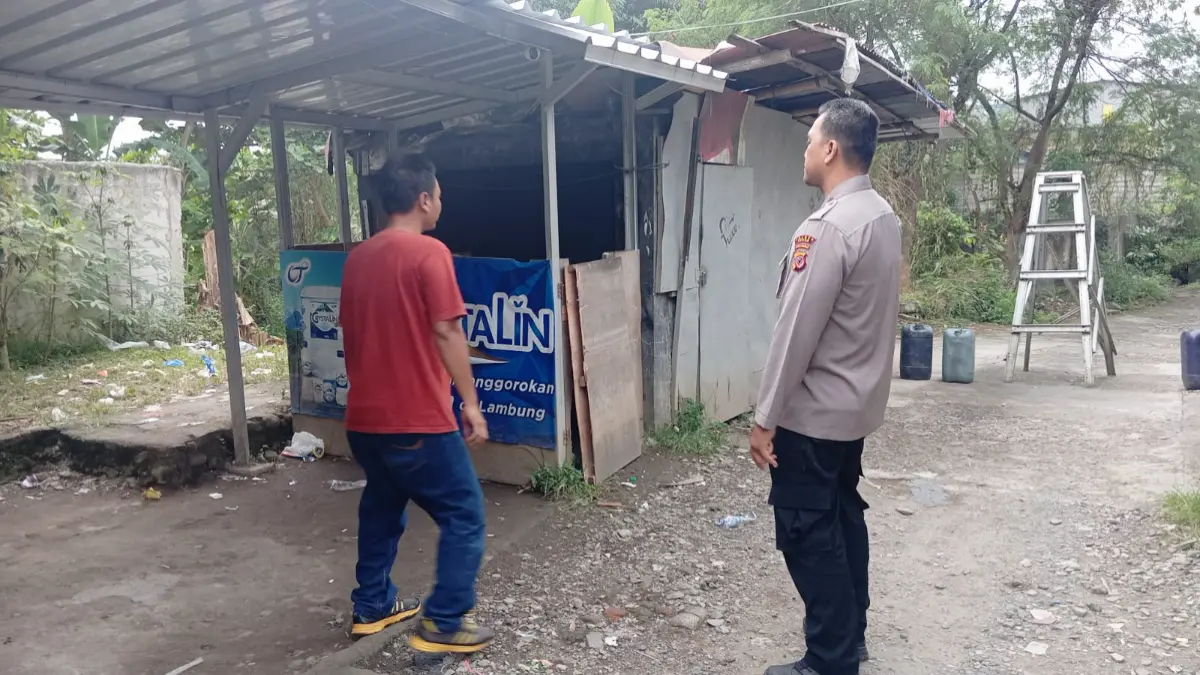 Polsek Tamansari saat mendatangi lokasi yang diduga jadi tempat peredaran tramadol di Sukamantri, Tamansari, Kabupaten Bogor.(Dok. Polsek Tamansari)