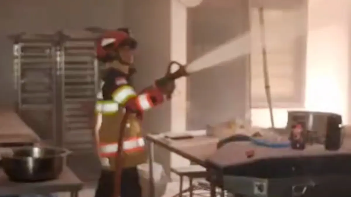 Proses pemadaman kebakaran yang dilakukan Damkar Kota Bogor di sebuah dapur usaha kuliner di Jalan Sancang. (Dok. Damkar Kota Bogor)