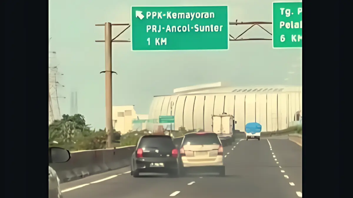 Viral dua mobil saling tabrak di Tol Kemayoran, Sabtu 4 Maret 2026.
