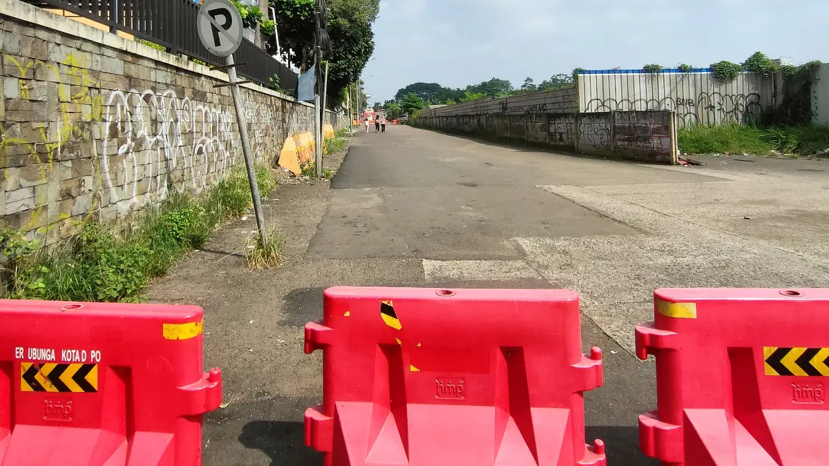 Akses jalan lama menuju Terminal Depok dan Stasiun Depok Baru ditutup.(Fajar/Radar Bogor)