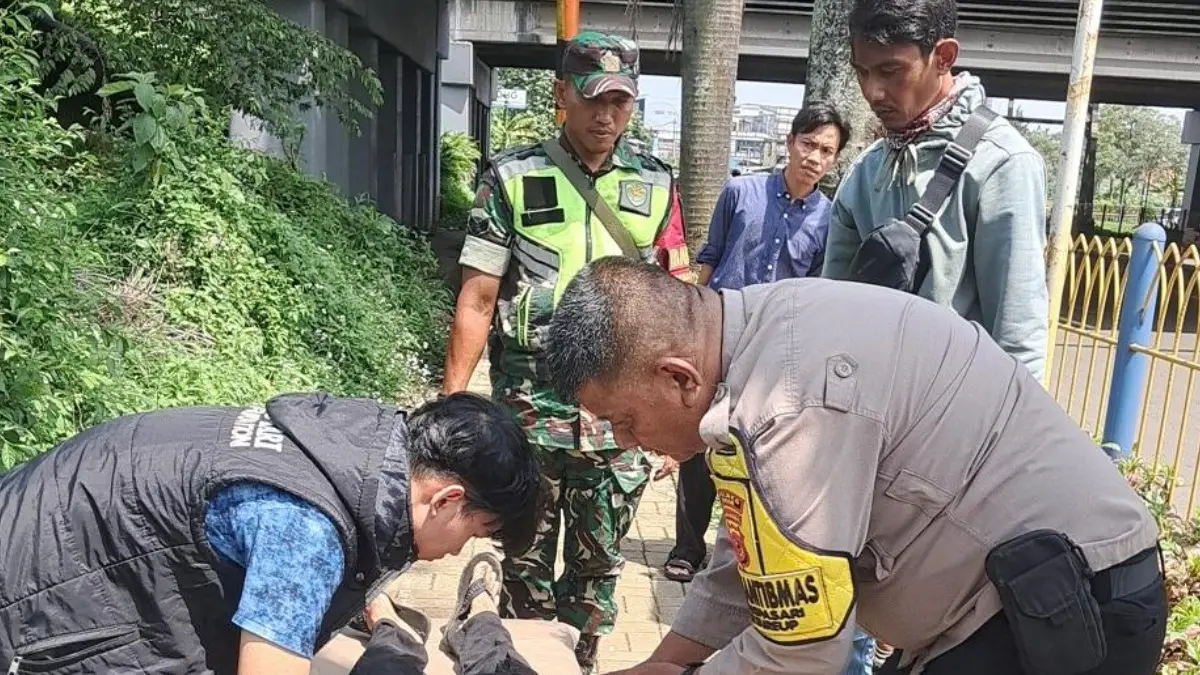 Anggota Polsek Citeureup mengevakuasi warga yang ditemukan meninggal di kolong Tol Jagorawi Kabupaten Bogor. (Dok. Polsek Citeureup)