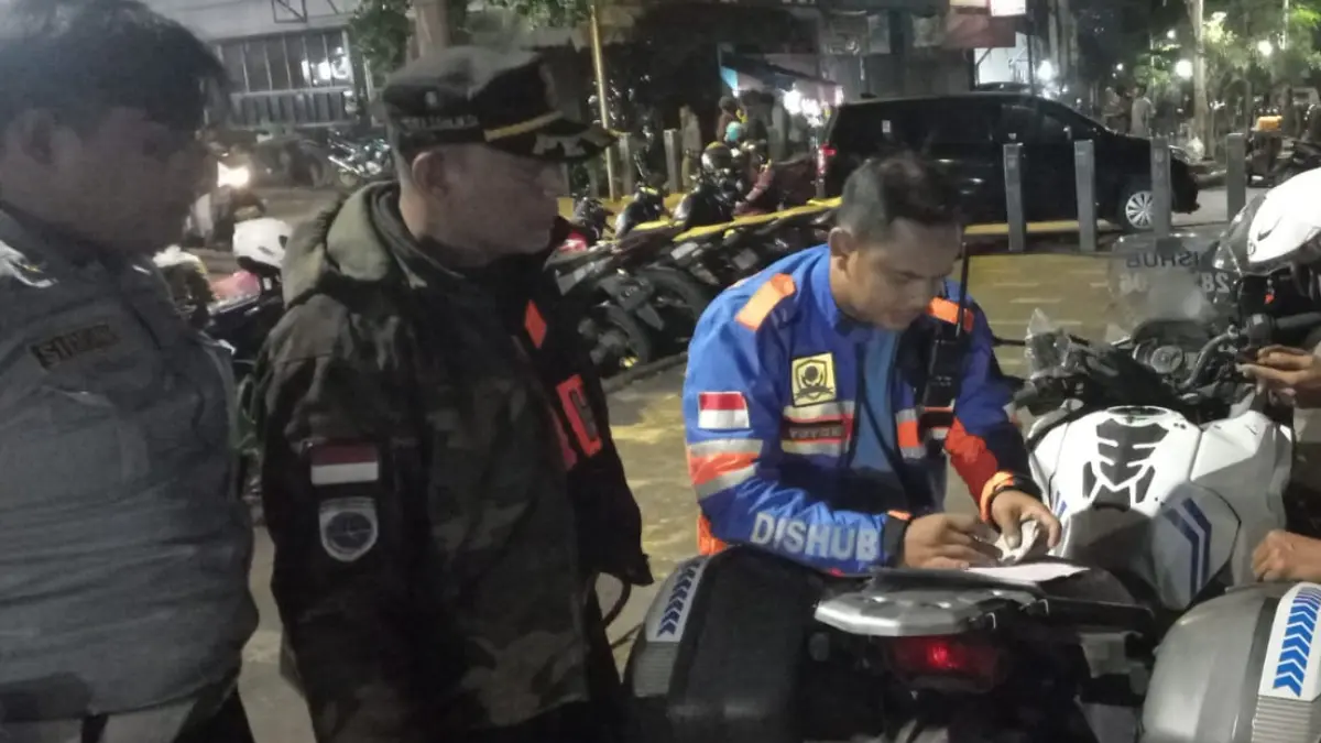 Dinas Perhubungan Kota Bogor saat menilang sejumlah sopir pengangkut sayur yang akan memasuki kawasan Suryakencana.(Dok. Dishub Kota Bogor)