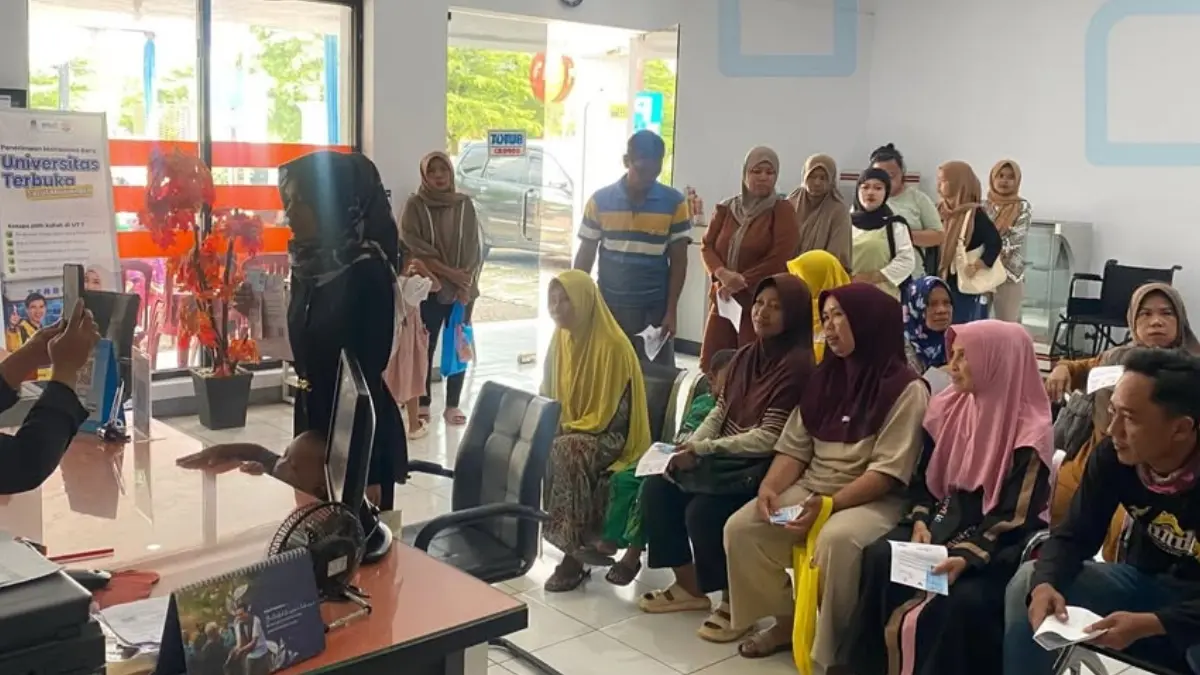 Ilustrasi antrian KPM di kantor pos untuk pengambilan bansos. (Foto: Instagram @diskominfo.majalengka)
