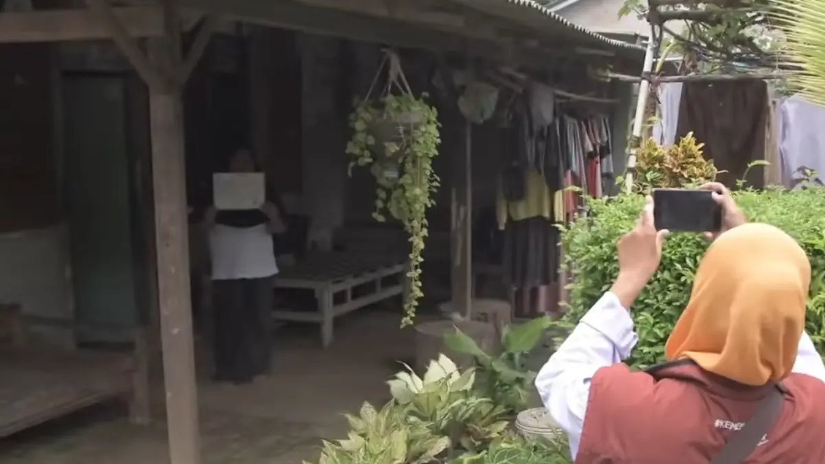 Ilustrasi kegiatan ground check oleh petugas. (Foto: YouTube Kemensos RI)