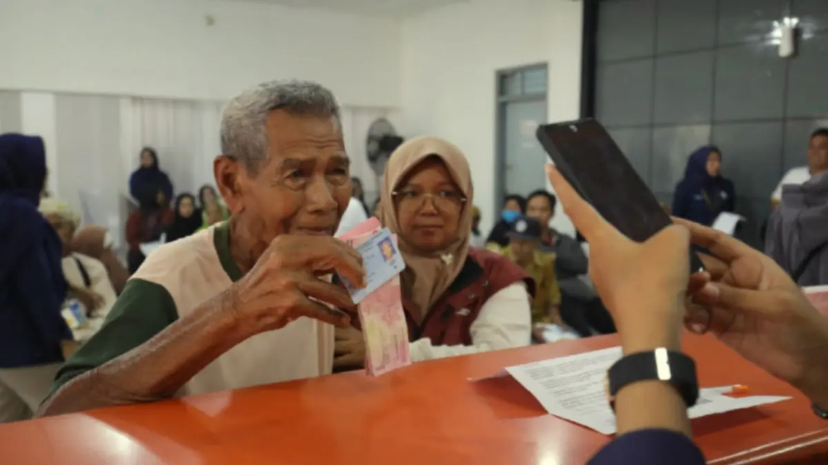 ILUSTRASI: Penyaluran bansos kepada KPM Bansos.