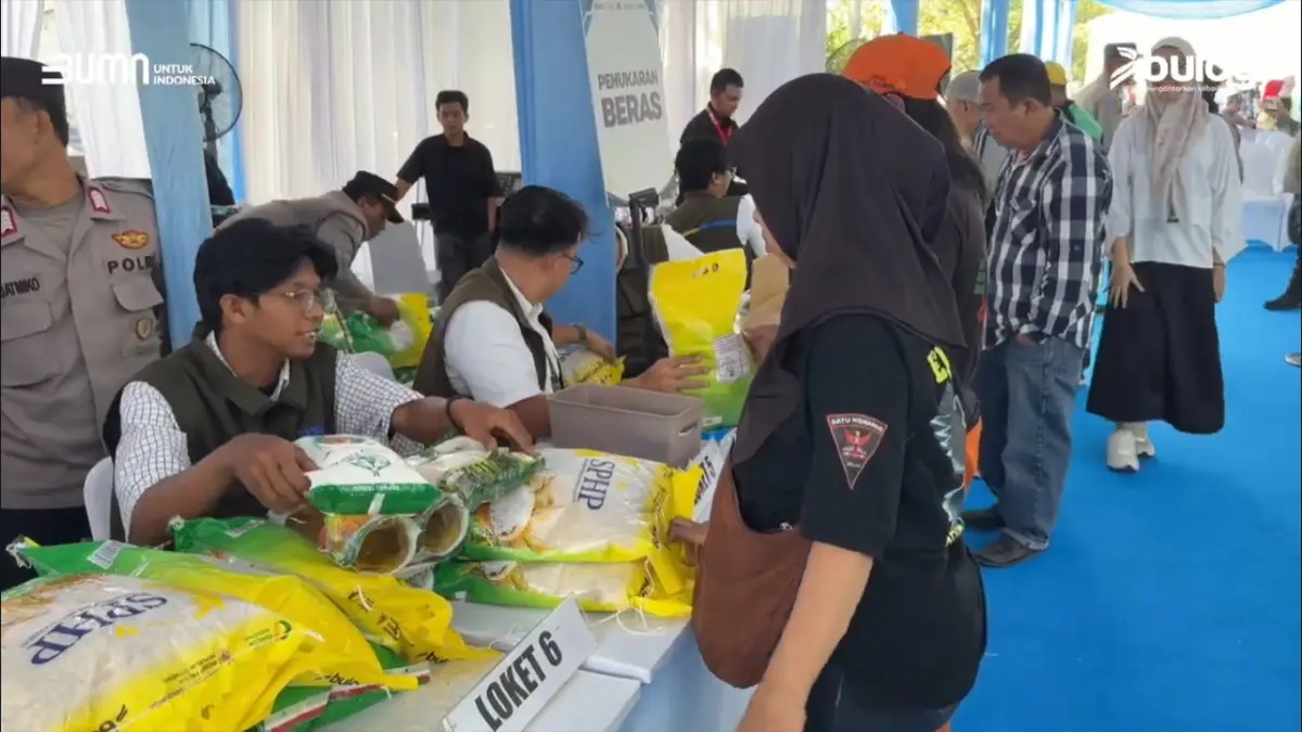 Ilustrasi penyaluran bansos kepada KPM. (YouTube TV Bulog)