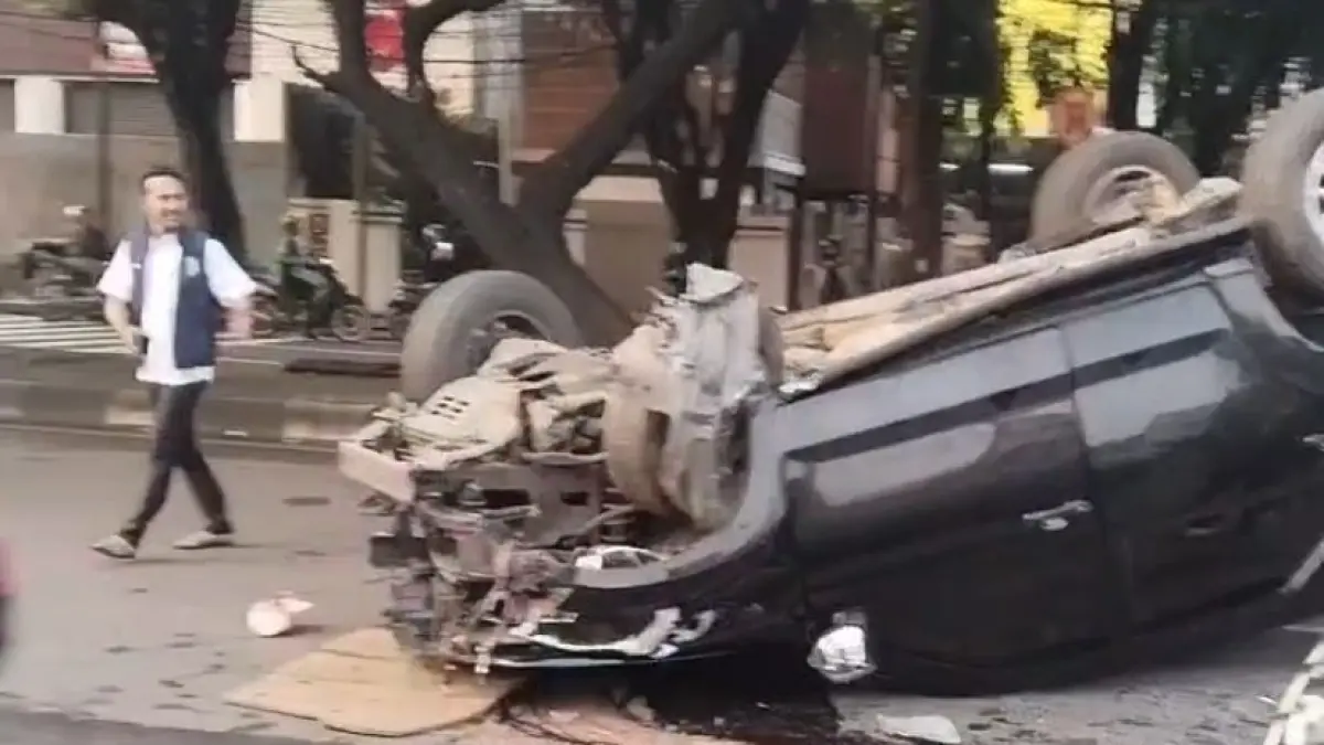 Kondisi mobil Fortuner yang rusak setelah menabrak tiang listrik di Jalan Transyogi Cibubur, Bogor.