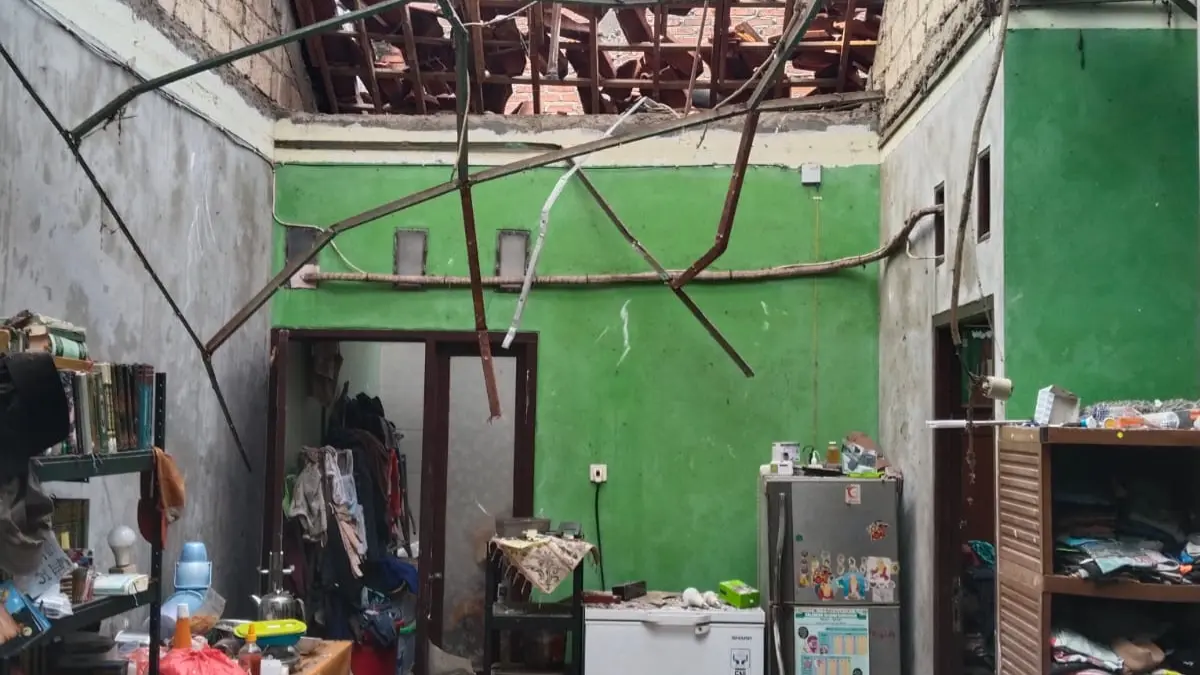 Kondisi ruah warga di Tanah Baru, Kecamatan Beji, Kota Depok mengalami kerusakan pasca ledakan tabung gas elpiji, (Dok. Humas Polres Metro Depok)