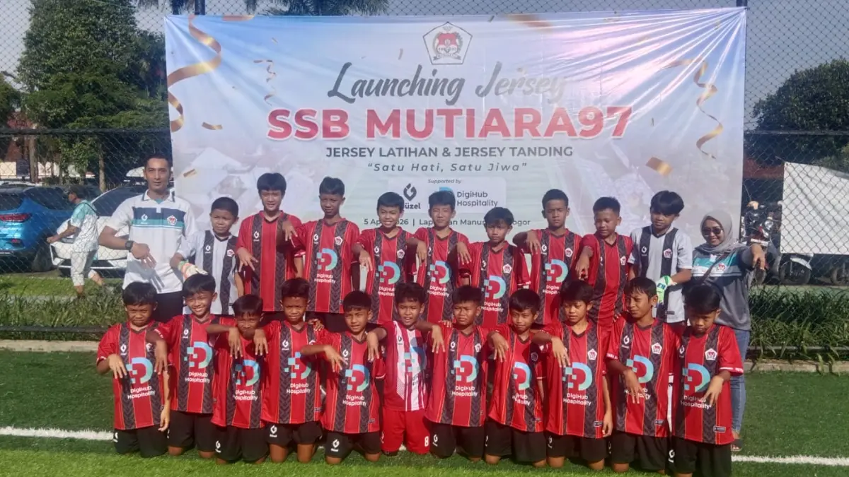 Peluncuran jersey dan sponsor baru SSB Mutiara 97 yang berlangsung di Lapangan Taman Manunggal.(Ruri/Radar Bogor)