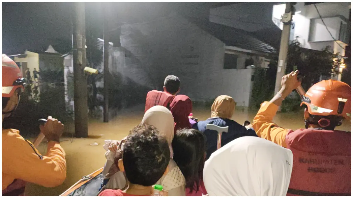 Petugas BPBD saat membantu mengevakuasi warga terdampak banjir di Parung Panjang Kabupaten Bogor. (Dok. BPBD Kabupaten Bogor)