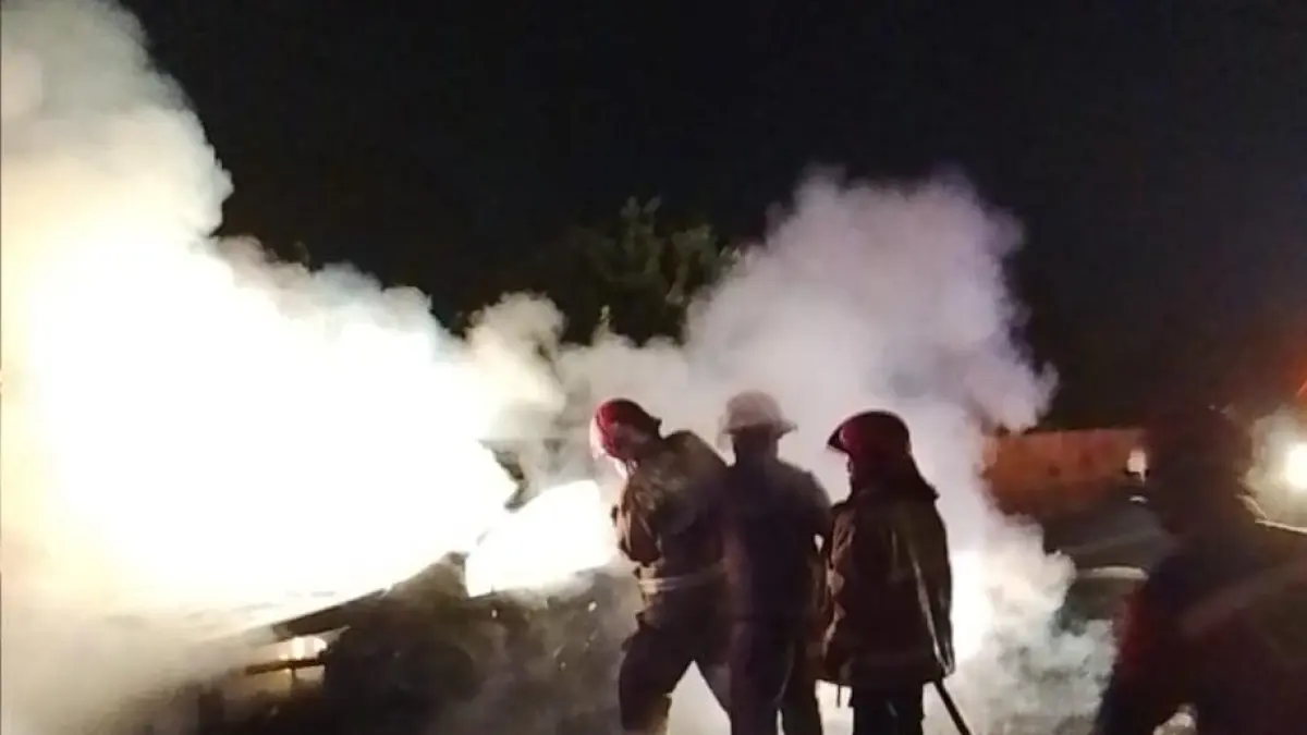 Petugas Damkar saat memadamkan api pada mobil yang terbakar di Tol Jagorawi. (Foto : Damkar for Radar Bogor)