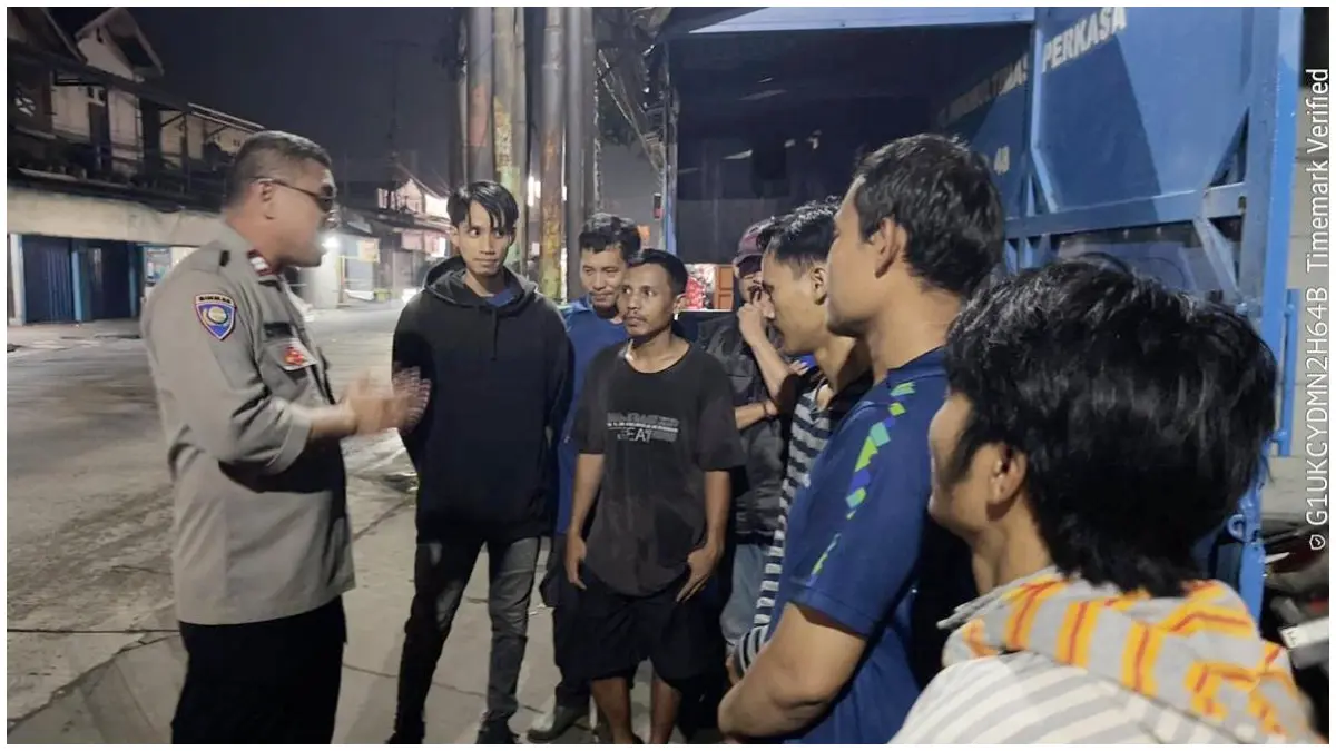 Polisi membubarkan pemuda yang berkumpul hingga larut malam saat razia di Citeureup, Minggu 5 April 2026 dinihari. (Foto : Kaposlek for Radar Bogor)