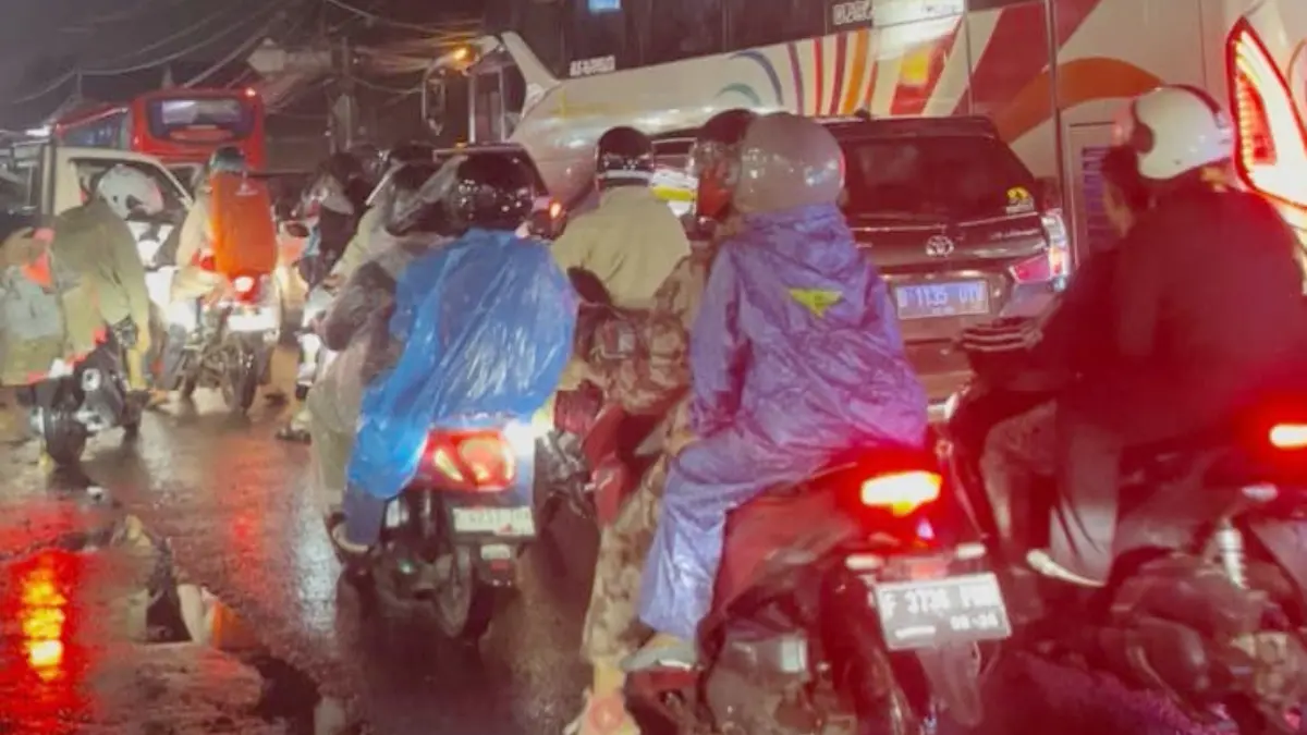 Situasi arus lalu lintas di kawasan Puncak, Kabupaten Bogor pada hari terakhir libur panjang perayaan Paskah, Minggu, 5 April 2026. (Septi N/Radar Bogor)