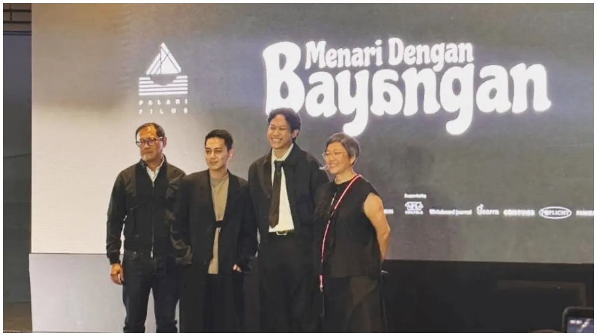Tim Palari Films saat mengumumkan proyek adaptasi album Menari dengan Bayangan dalam sebuah acara presentasi. (Foto: Instagram @in.tania)