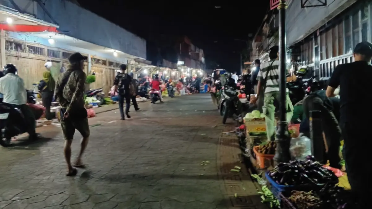 Aktivitas PKL di sepanjang Lawang Seketeng Suryakencana Kota Bogor. (Fikri/Radar Bogor)