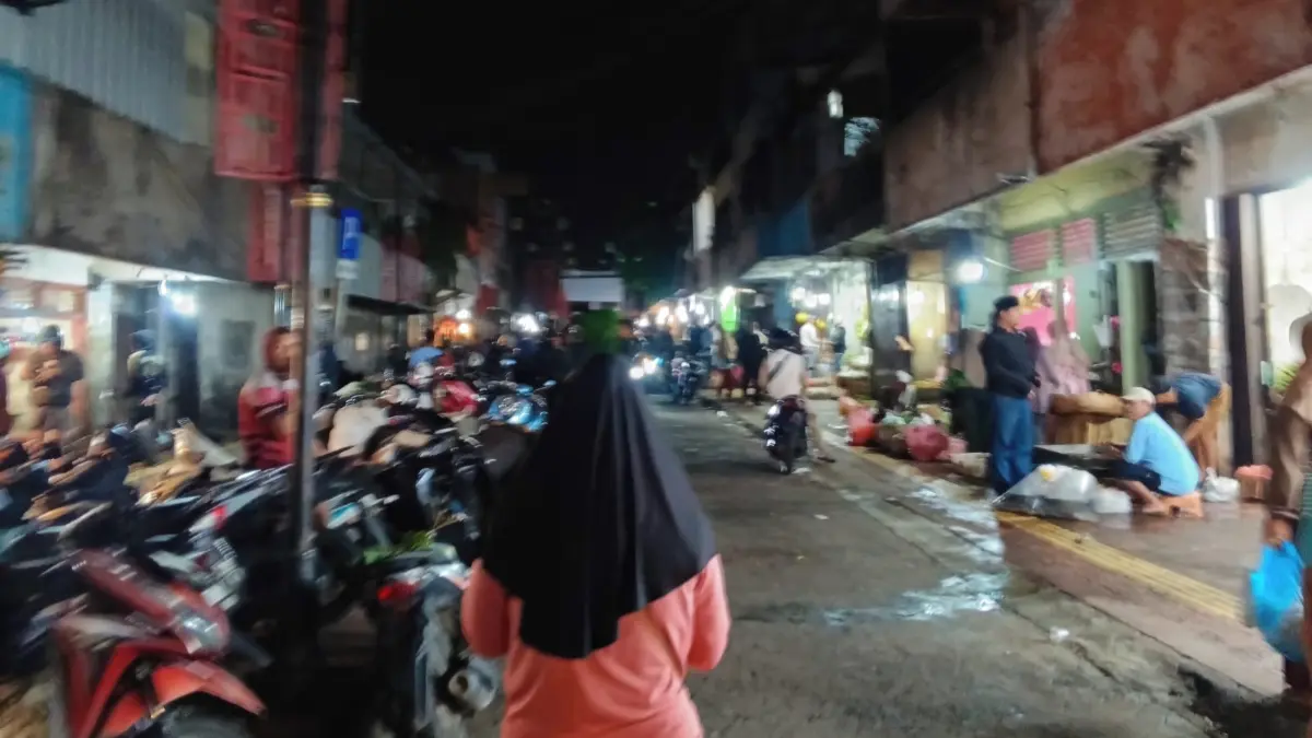 Aktivitas PKL di sepanjang Lawang Seketeng Suryakencana Kota Bogor. (Fikri/Radar Bogor)