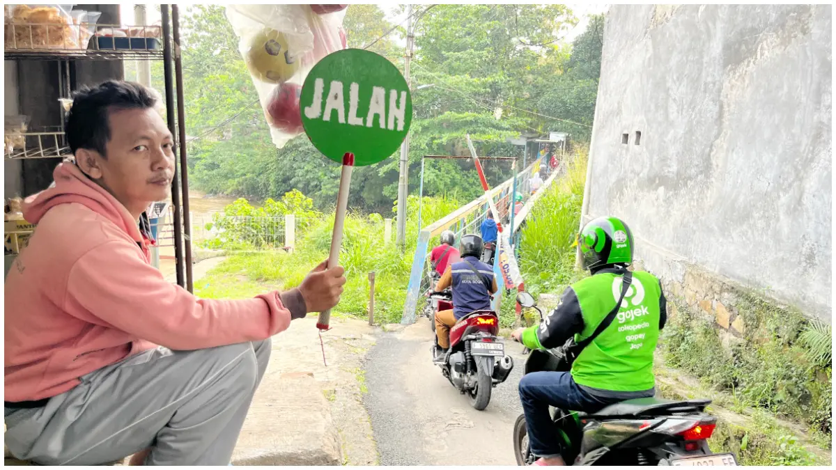Antrean kendaraan roda dua mengular setiap pagi di jalur alternatif Jembatan Leuwi Tarik, Batutulis, Kota Bogor. (Foto: Aziz/Radar Bogor)