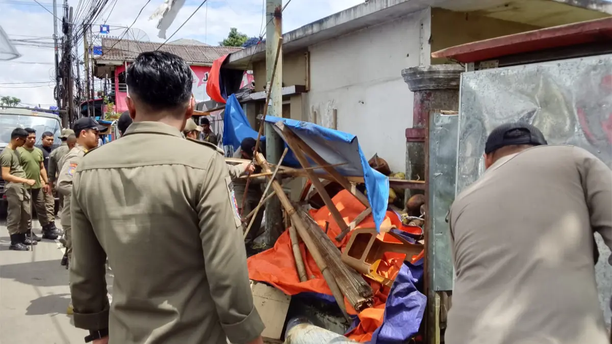 Aparatur Kecamatan Cisarua bersama Satpol PP Kabupaten Bogor menertibkan PKL dan media iklan di Jalan Raya Puncak, Senin, 6 April 2026.(Dok. Kasi Trantib Kecamatan Cisarua)