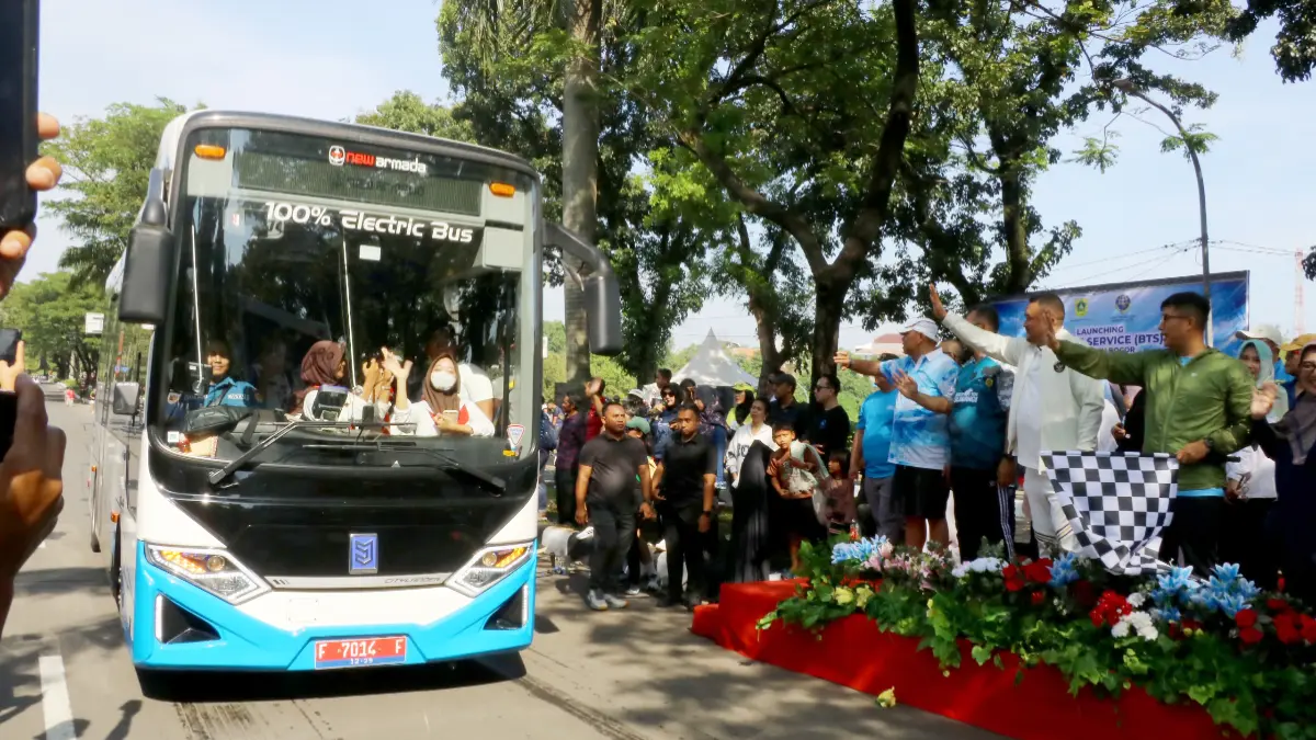 Bupati Bogor Rudy Susmanto saat melepas bus listrik di Jalan Tegar Beriman Cibinong, Pemerintah Kabupaten Bogor meresmikan dua unit Kabogor Bus dengan rute Bojonggede-Tegar Beriman-Stadion Pakansari-Sentul. (Hendi Novian/Radar Bogor)