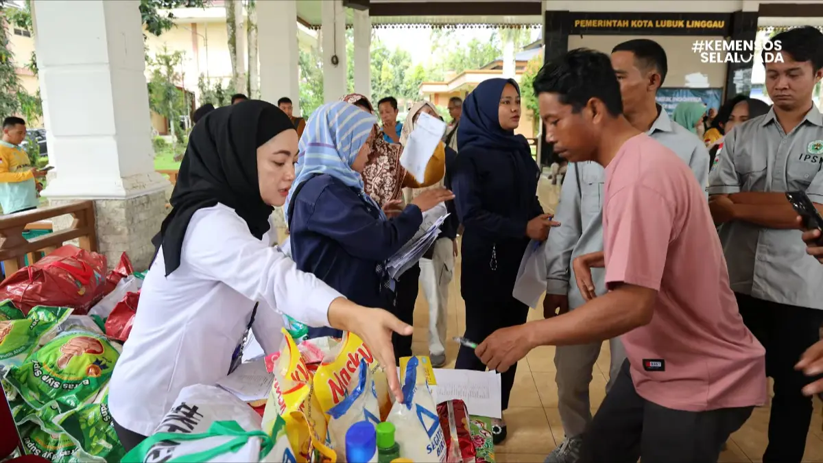 Ilustrasi penyaluran bansos ke KPM. (Foto: YouTube Kemensos RI)