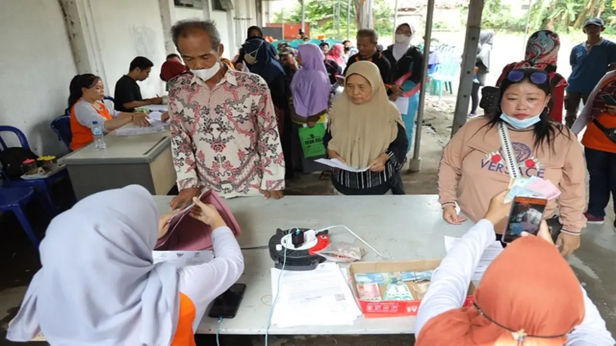 KPM saat proses pengurusan data bansos. (Foto: kedirikota.go.id)