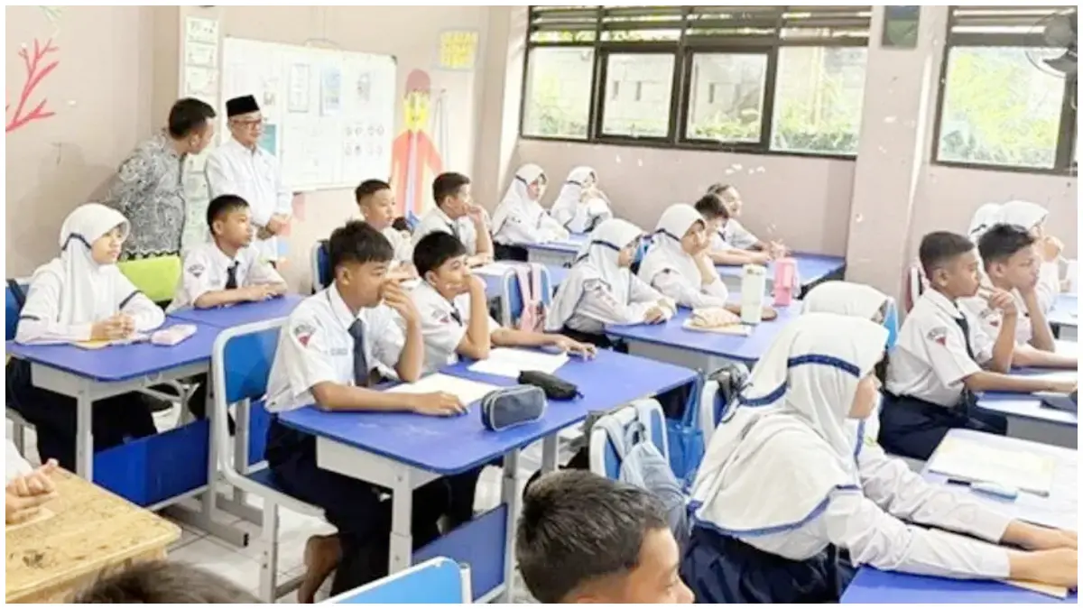 Mendikdasmen saat meninjau pelaksanaan TKA SMP 2026.