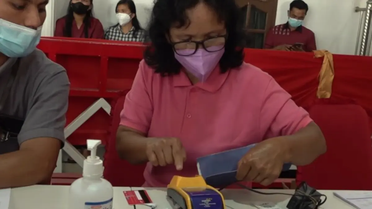 Para KPM sedang mencairkan Bansos.  (Foto : Kemensos RI)