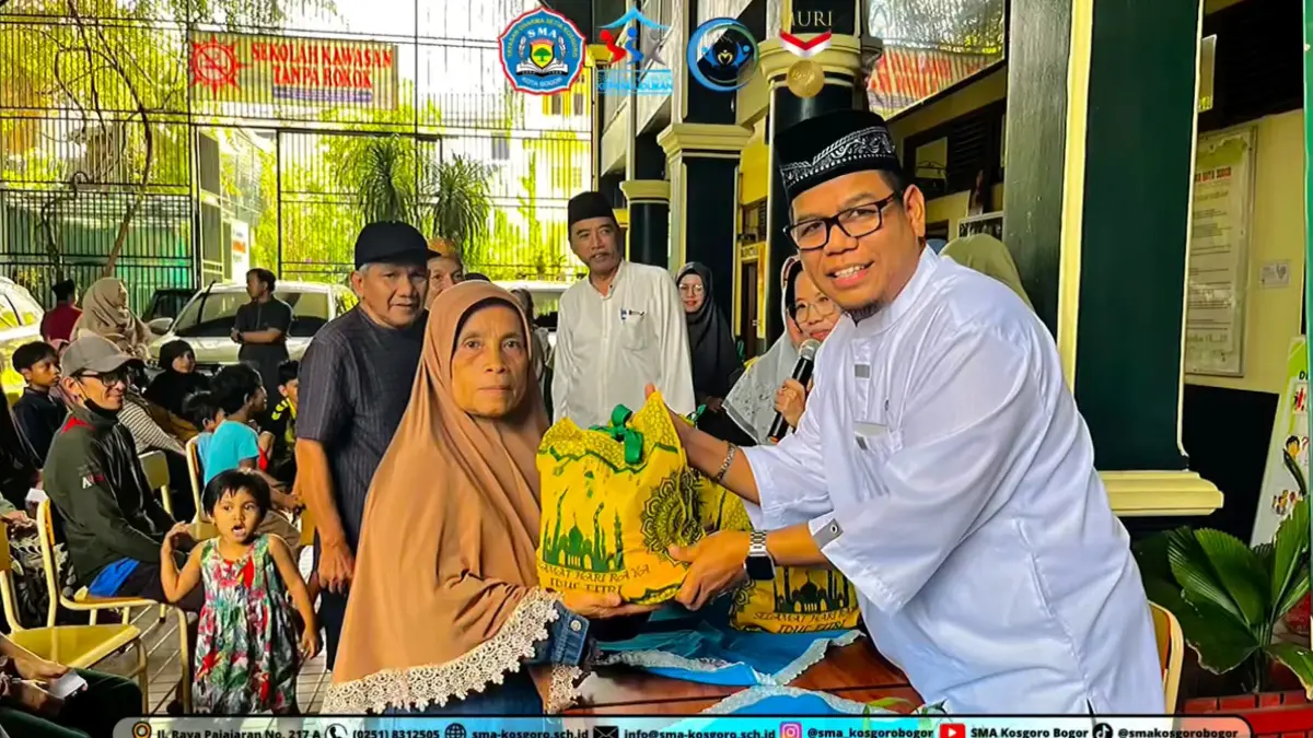 Pembagian sembako SMA Kosgoro Bogor di penutupan Pesantren Ekologi. Foto: SMA Kosgoro for Radar Bogor