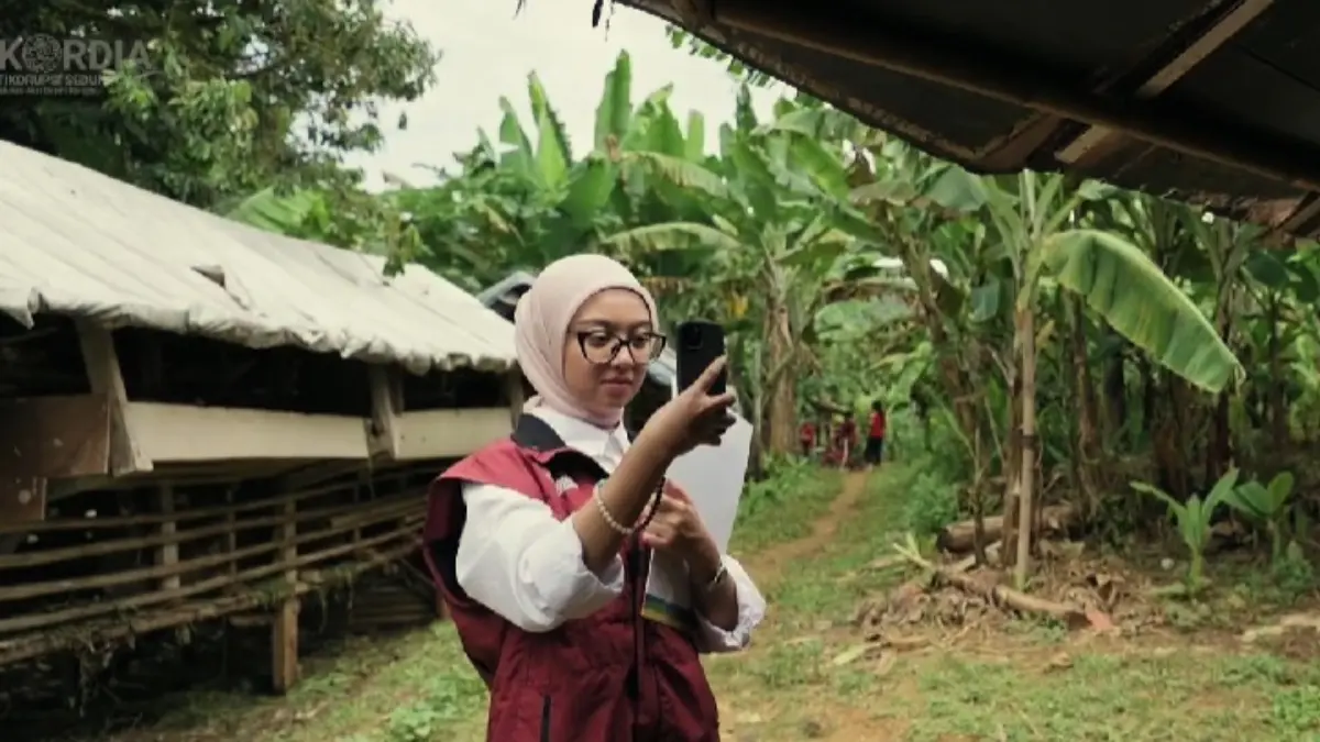 Petugas memeriksa kondisi tempat tinggal KPM Bansos.  (Foto: Kemensos RI)