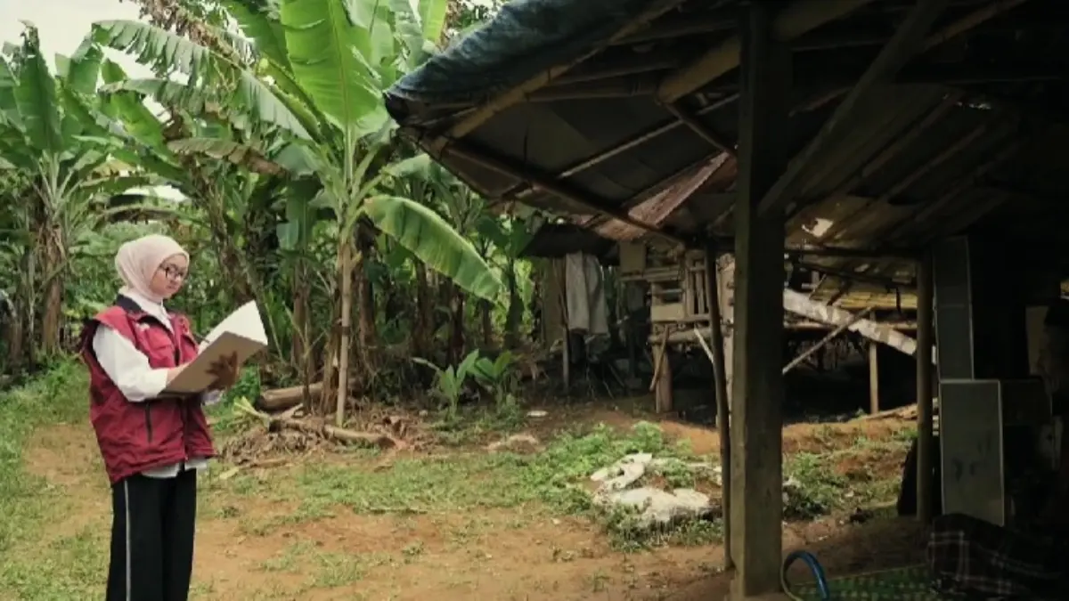 Petugas sedang mendata rumah para KPM Bansos.  (Foto: Kemensos RI)