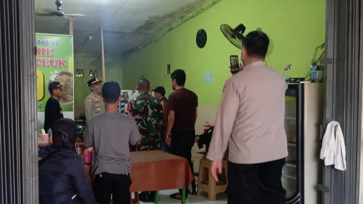 Polsek Tamansari saat mendatangi lokasi pria meninggal di warung soto di Sirnagalih, Kecamatan Tamansari, Kabupaten Bogor Senin, 6 April 2026.(Dok. Polsek Tamansari)