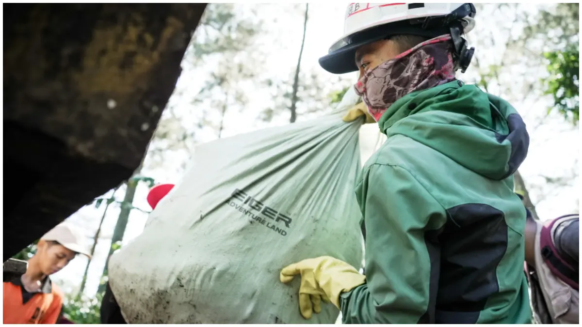 Relawan EIGER Adventure Land saat mengangkut sampah dalam aksi bersih lingkungan di kawasan Puncak Bogor.