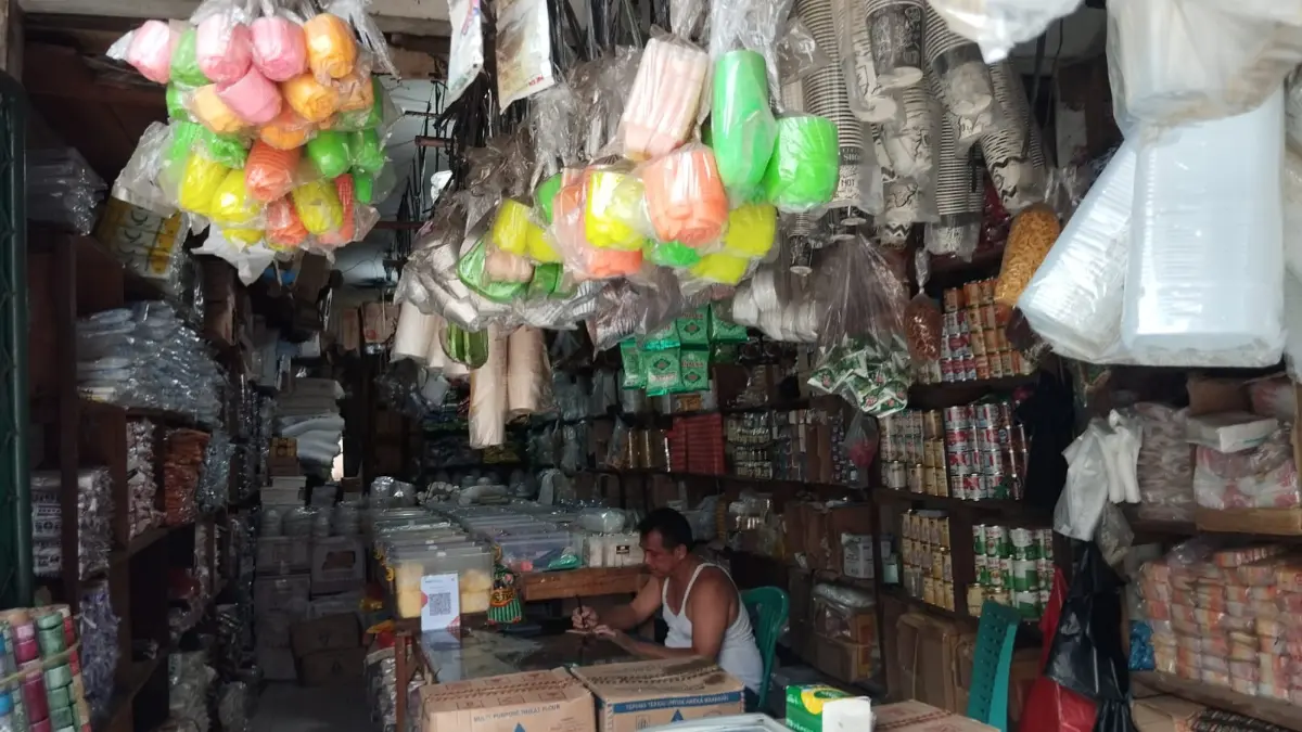 Salah satu toko plastik di Pasar Bojonggede, Kabupaten Bogor.(Billy/Radar Bogor)