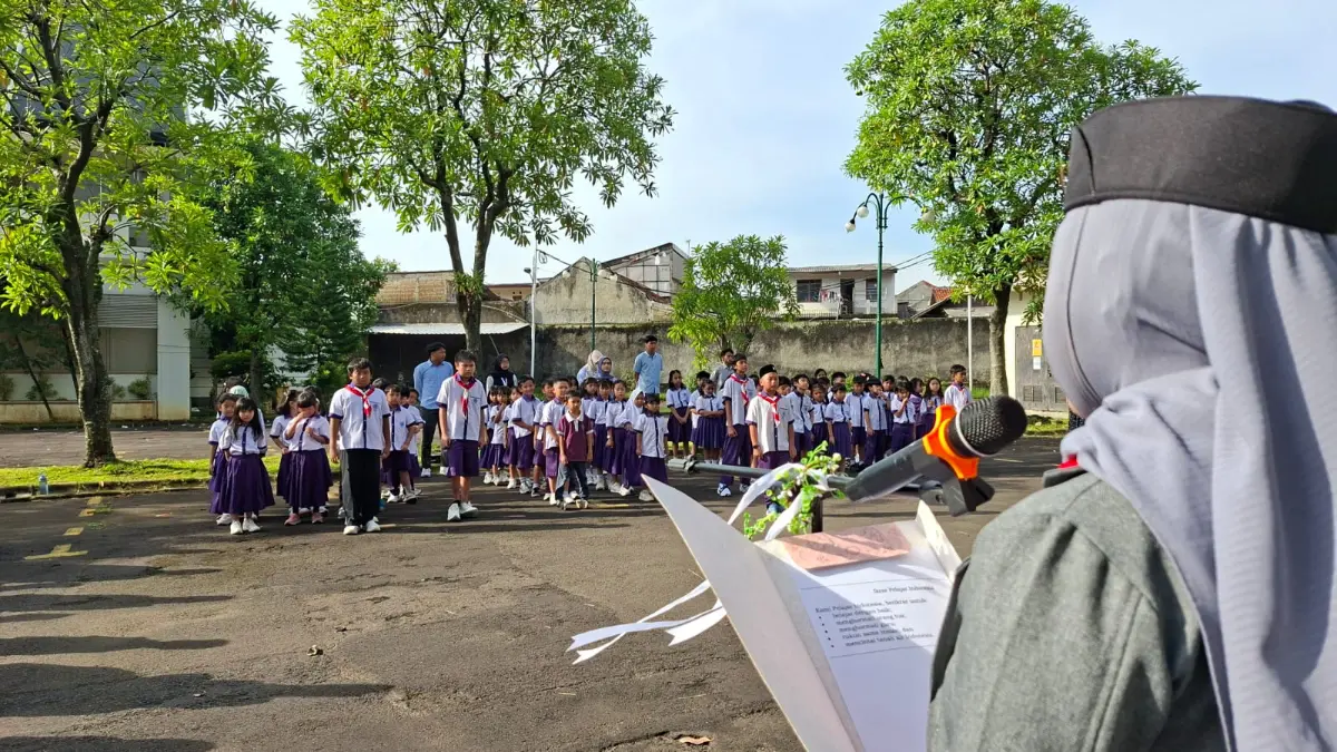 Sekolah Nizhamia Indonesia mengikuti upacara bendera di hari pertama masuk. Foto: Sekolah Nizhamia Indonesia for Radar Bogor