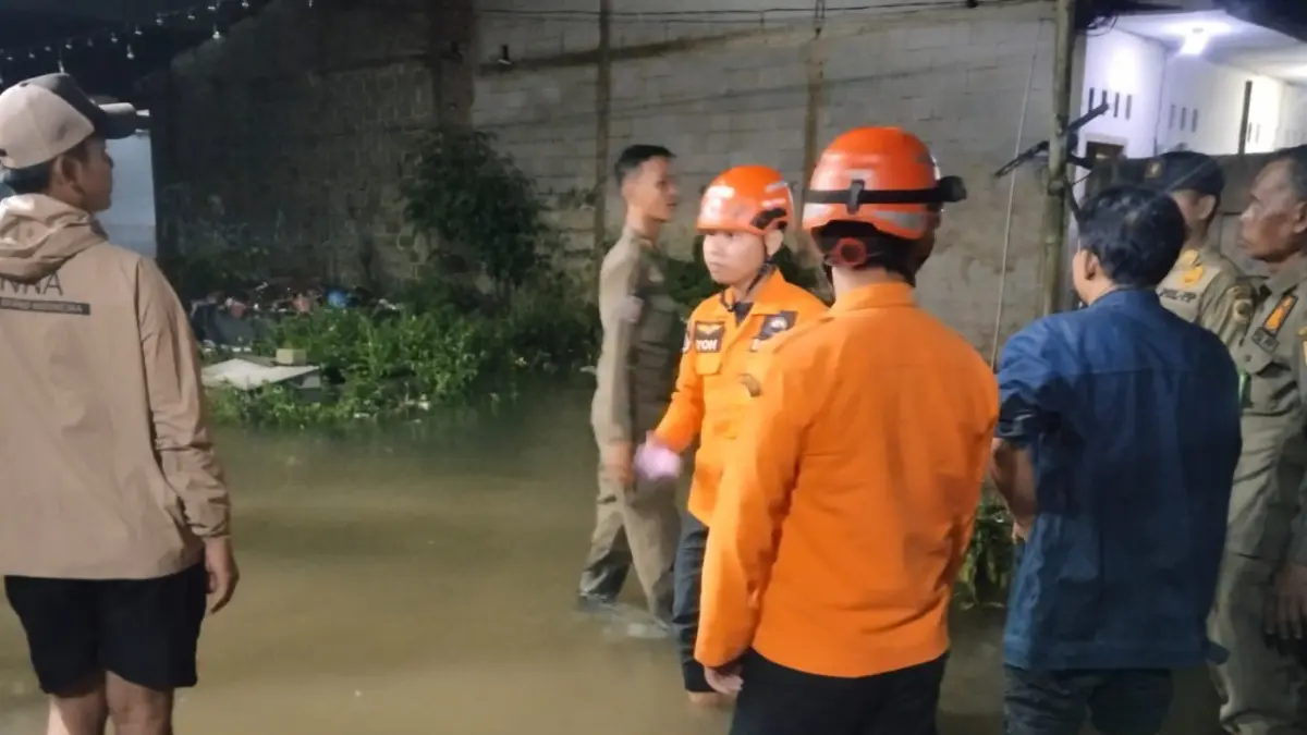 Tim BPBD bersama Satpol PP Kabupaten Bogor saat mendatangi lokasi banjir di sejumlah wilayah desa di Rumpin. (BPBD Kabupaten Bogor)