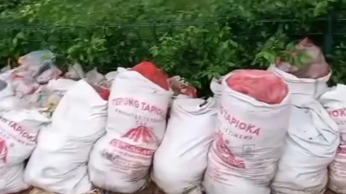 Tumpukan karung berisi sampah di Taman KNPI, Kecamatan Cileungsi, Kabupaten Bogor.(Dok. Warga)