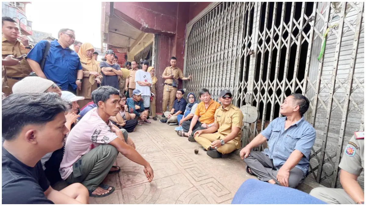 Wakil Wali Kota Bogor, Jenal Mutaqin saat berdialog dengan pedagang Pasar Bogor di Jalan Pedati. (Foto : Aziz/Radar Bogor)