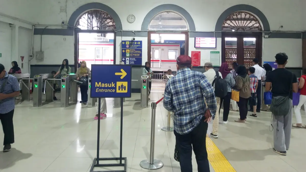 Aktivitas pintu masuk Stasiun Bogor dari Alun-alun Kota Bogor.(Fikri/Radar Bogor)