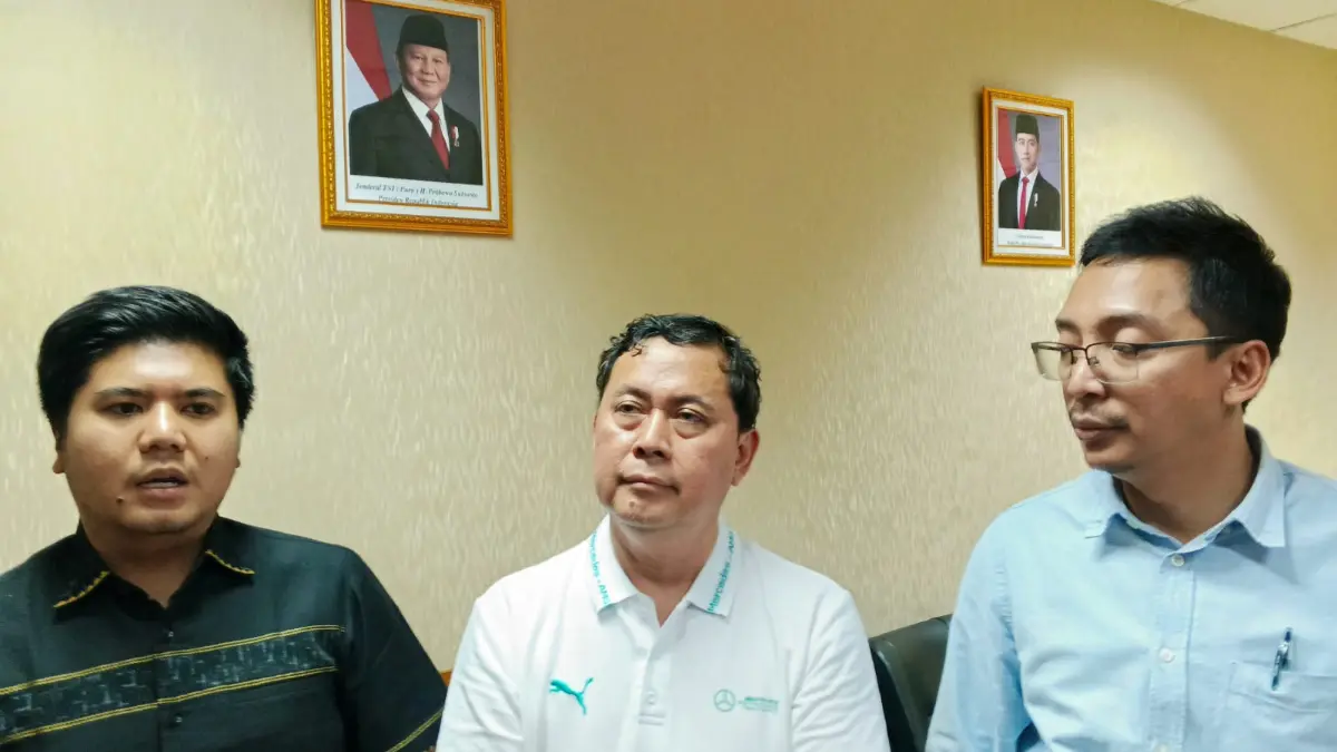 Anggota Komisi IV DPRD Kota Bogor, Banu Lesmana Bagaskara (paling kiri) bersama Kepala Dispora Kota Bogor Anas S. Rasmana (tengah) saat menyampaikan keterangan. (Fikri/Radar Bogor)