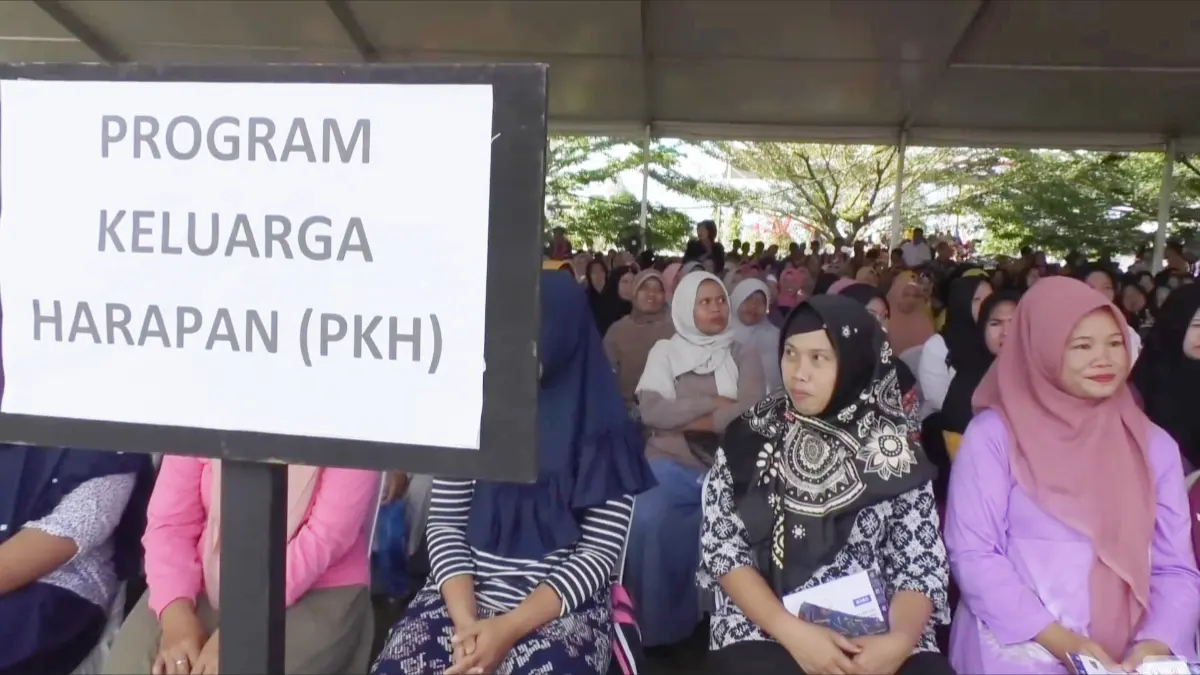 Antrian pencairan bansos PKH. (Foto: YouTube Linjamsos Oke)
